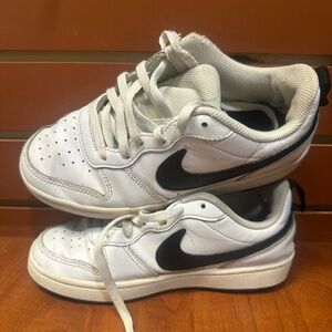 Nike White Classic Sneakers Low-Top Minimalist Design